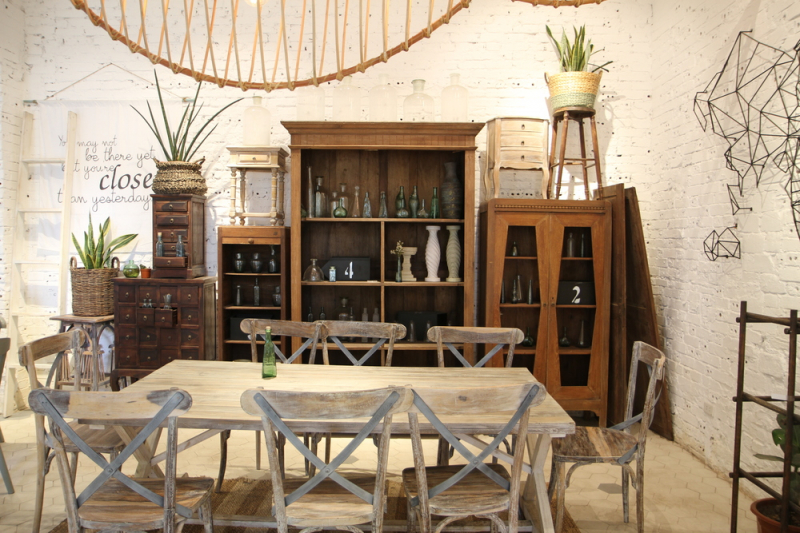 Quán cafe với phong cách cổ điển, với nội thất gỗ đơn sơ, giản dị