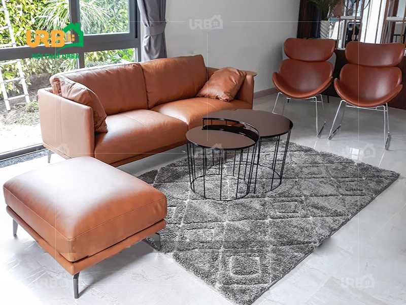 Gam màu da bò chưa bao giờ hết hot với các bộ ghế sofa phòng khách đẹp. Trong thiết kế này bộ ghế sử dụng kết hợp với nhiều đường nét tối giản. Đây cũng là xu hướng chọn nội thất trong những năm gần đây.