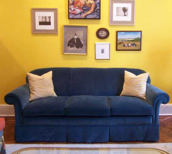 Tường màu vàng có thể cân nhắc chọn sofa màu xám