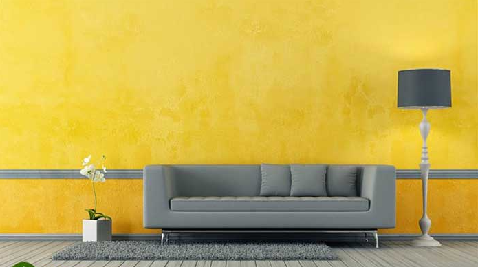 Tường màu vàng có thể chọn mua ghế sofa màu xanh tinh tế
